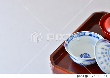 蓋つき茶碗. 高足膳に飾る. アンティーク伊万里焼 陶磁器. /日長風暖 柳青々 北雁帰 飛入窅冥 蓋つき茶碗. 高足膳に飾る. アンティーク伊万里焼 陶磁器. /日長風暖 柳青々 北雁帰 飛入窅冥 74859061