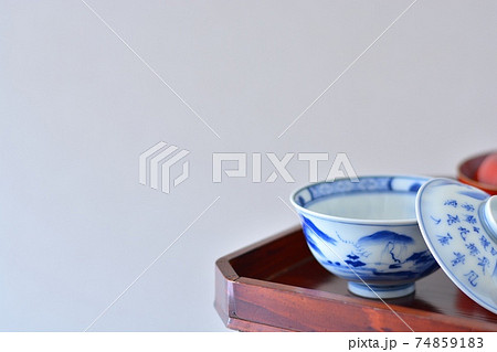 蓋つき茶碗. 高足膳に飾る. アンティーク伊万里焼 陶磁器. /日長風暖 柳青々 北雁帰 飛入窅冥 蓋つき茶碗. 高足膳に飾る. アンティーク伊万里焼 陶磁器. /日長風暖 柳青々 北雁帰 飛入窅冥 74859183