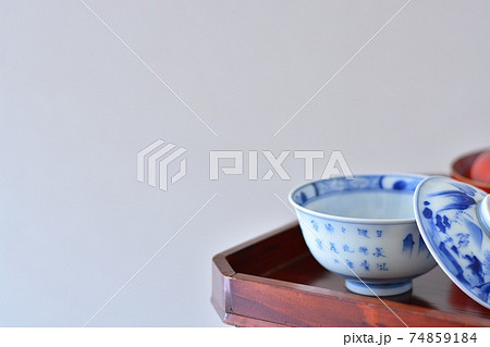 蓋つき茶碗. 高足膳に飾る. アンティーク伊万里焼 陶磁器. /日長風暖 柳青々 北雁帰 飛入窅冥 74859184