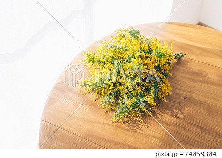 ミモザの花束とヴィンテージテーブル ミモザの花束とヴィンテージテーブル 74859384