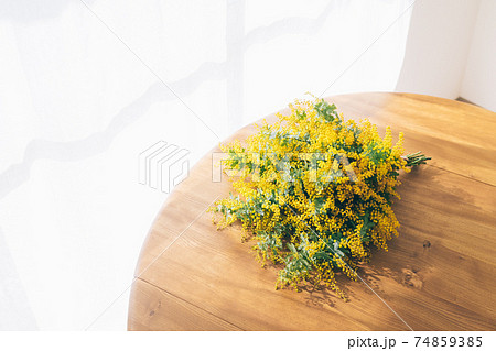 ミモザの花束とヴィンテージテーブル ミモザの花束とヴィンテージテーブル 74859385