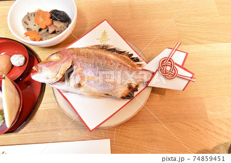 お食い初めのタイの尾頭付き 74859451