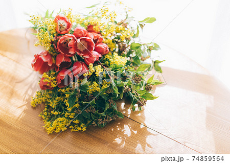 テーブルの上の花束 74859564