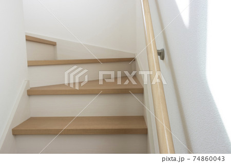 日差しの差し込んだ、木造住宅の階段 74860043