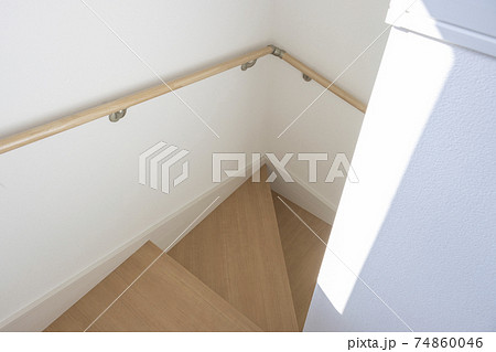 日差しの差し込んだ、木造住宅の階段 74860046