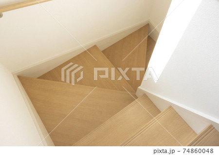 日差しの差し込んだ、木造住宅の階段 日差しの差し込んだ、木造住宅の階段 74860048
