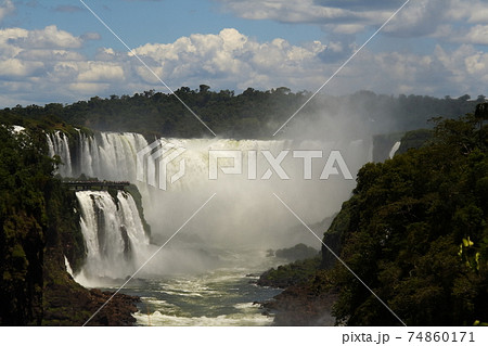 アルゼンチンとブラジルの国境にまたがるイグアスの滝　アルゼンチン側からの悪魔の喉笛 74860171