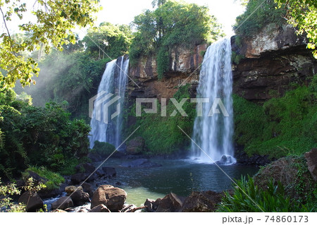 アルゼンチンとブラジルの国境にまたがるイグアスの滝　アルゼンチン側で観られる2本の滝 74860173