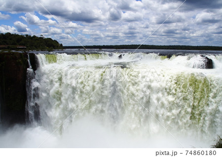 アルゼンチンとブラジルの国境にまたがるイグアスの滝　アルゼンチン側から迫力の悪魔の喉笛 74860180