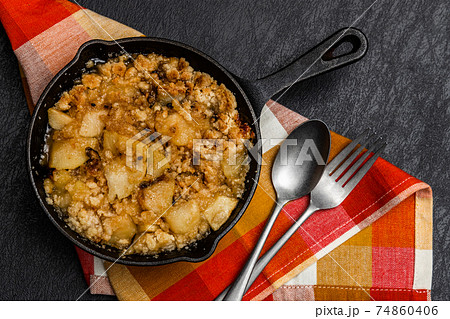 アップルクランブル Roasted apple sweets (Apple crumble) アップルクランブル Roasted apple sweets (Apple crumble) 74860406
