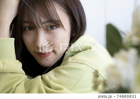 花と綺麗な女性のポートレート 花と綺麗な女性のポートレート 74860831