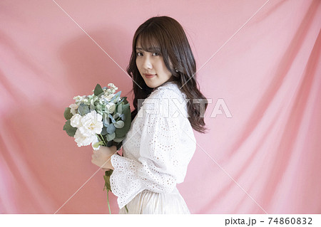 花を持つ女性のポートレート 花を持つ女性のポートレート 74860832