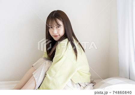 ベッドに座る綺麗な女性のポートレート ベッドに座る綺麗な女性のポートレート 74860840