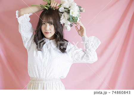 花を持つ女性のポートレート 74860843