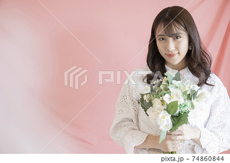 花を持つ女性のポートレート 74860844
