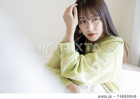 ベッドに座る綺麗な女性のポートレート ベッドに座る綺麗な女性のポートレート 74860848