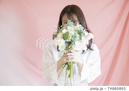 花を持つ女性のポートレート 74860863