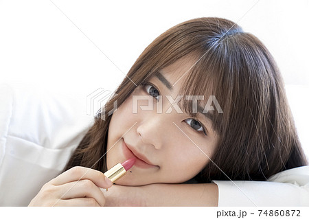 口紅を塗る女性 74860872