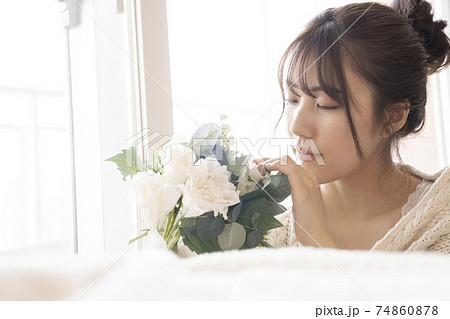 花と綺麗な女性のポートレート 花と綺麗な女性のポートレート 74860878