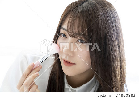 メイクをする女性 74860883