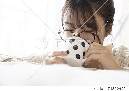 飲み物を飲む女性 飲み物を飲む女性 74860905