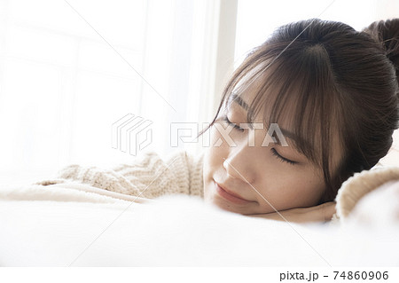 うたた寝をする女性 74860906