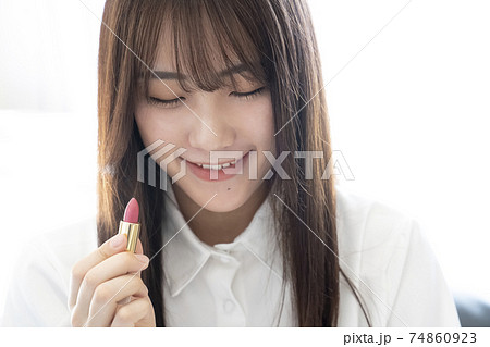 口紅を塗る女性 74860923