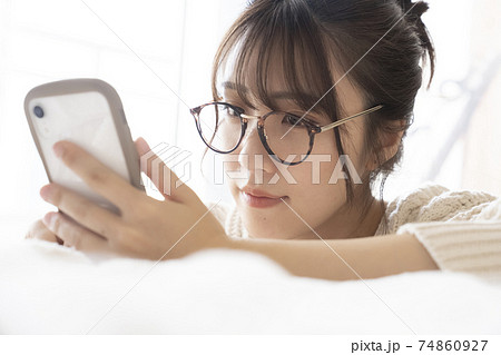 スマホを見る女性 スマホを見る女性 74860927