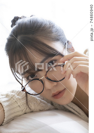 メガネをかけた女性のポートレート メガネをかけた女性のポートレート 74860940