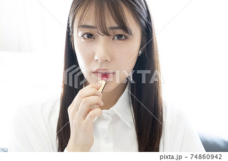 口紅を塗る女性 74860942