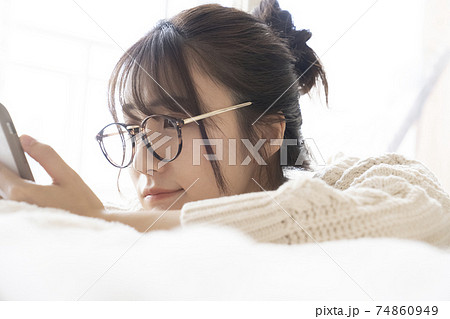 スマホを見る女性 74860949