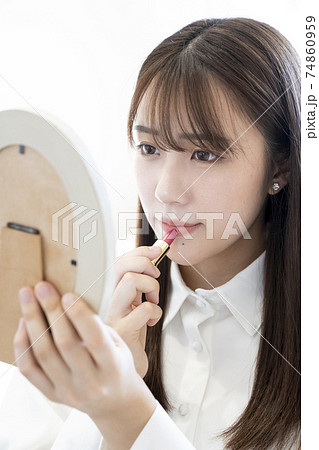 口紅を塗る女性 口紅を塗る女性 74860959