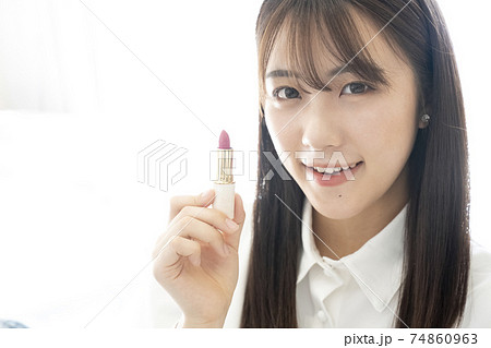 口紅を持つ女性 74860963