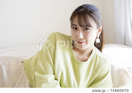 ベッドでくつろぐ女性 74860970