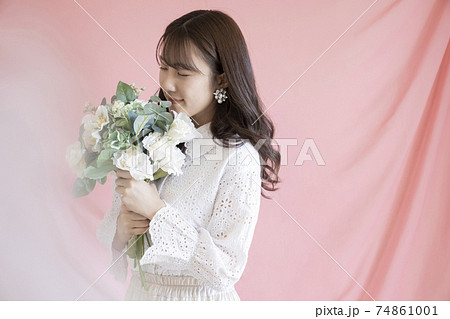 花を持つ女性のポートレートの写真素材