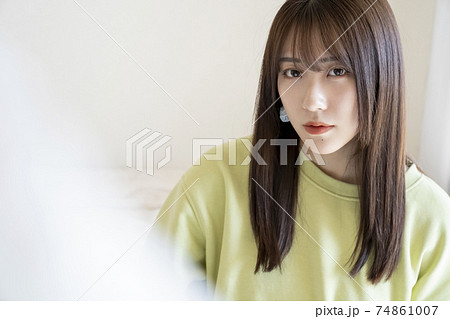 ベッドに座る綺麗な女性のポートレート 74861007