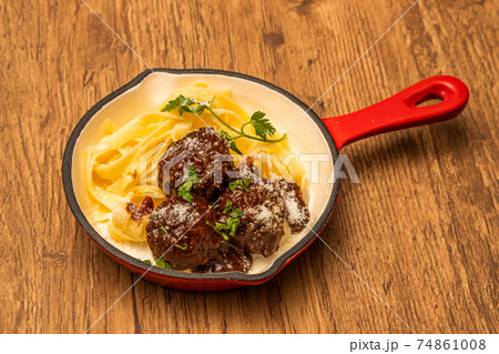 ミートボール　tomato sauce meatballs 74861008