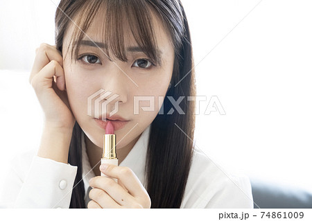 口紅を塗る女性 74861009