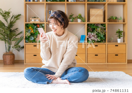 若い女性のライフスタイルイメージ 74861131