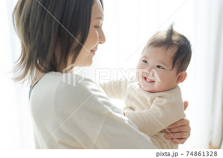 お母さんと可愛い赤ちゃん お母さんと可愛い赤ちゃん 74861328