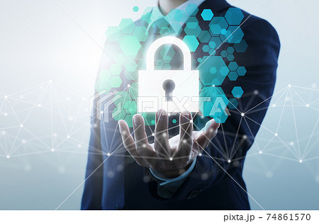 インターネットセキュリティ。 インターネットをチェックし、暗号化システムを制御するビジネスマン。  74861570