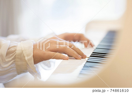 ピアノを弾く小学生女の子手元　ピアノ発表会 74861610