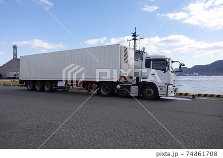 大型30トン積みアルミバンセミトレーラー 関門海峡をバックに 74861708