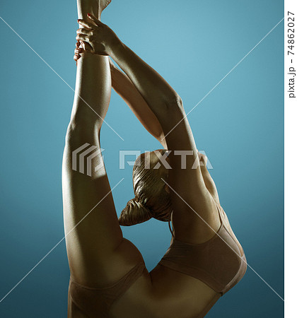 Golden skin woman artistic studio portrait Golden skin woman artistic studio portrait 74862027