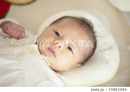 新生児 赤ちゃん 女の子の写真素材