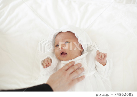 新生児 赤ちゃん 女の子の写真素材