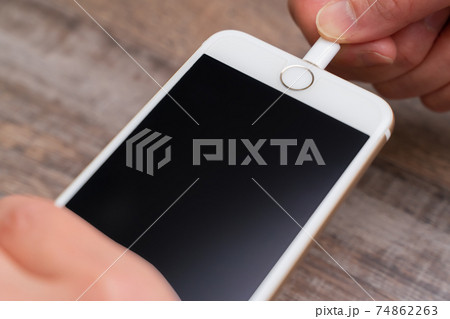 スマホを充電する女性 手元 スマホを充電する女性 手元 74862263
