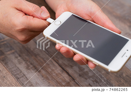 スマホを充電する女性 手元 スマホを充電する女性 手元 74862265