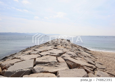 兵庫県明石市の林崎松江海岸から淡路島を望むの写真素材