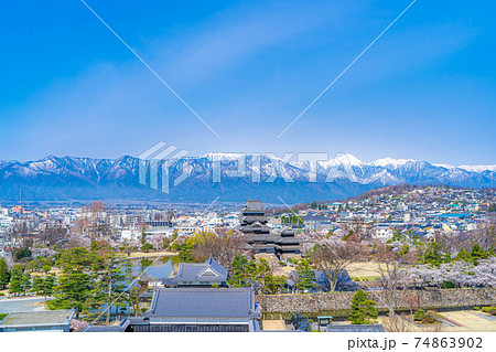 春の松本城と市街地、北アルプスの様子　【長野県】 74863902